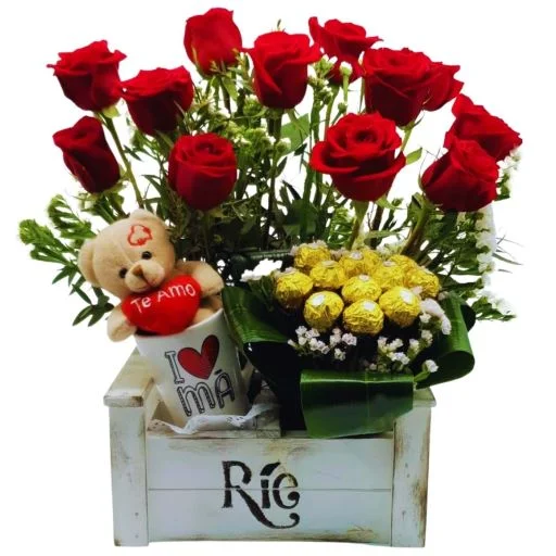 Arreglo floral con rosas y rocher teddy roses y chocolate